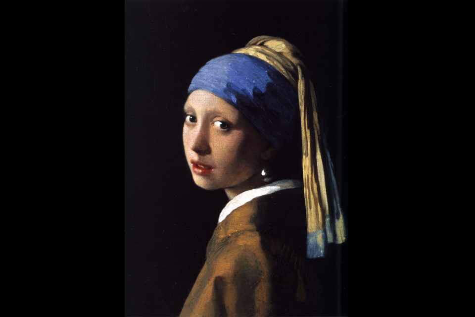 Obraz przedstawia portret popiersia młodej kobiety. Stoi ona lewym bokiem, a głowę ma odwróconą w stronę widza. Jej twarz jest owalna, oczy duże, wyraziste, usta pełne. Sylwetka kobiety odcina się od czarnego tła. Z tym tłem kontrastuje jej strój – kubraczek, biel kołnierza oraz błękit i żółć turbanu, który kobieta ma na głowie. Kobieta ma w lewym uchu zawieszony kolczyk z perłą w kształcie łezki.