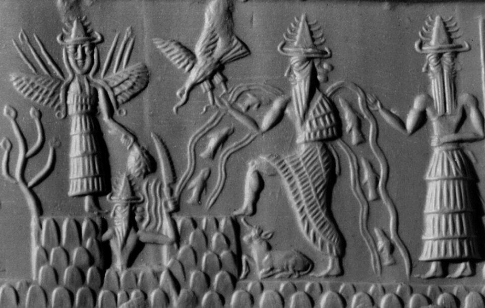 Szara płaskorzeźba przedstawia tańczących bogów. Wszyscy są ubrani w szaty lub suknie i wysokie szpiczaste czapki. Większość z nich ma długie brody.