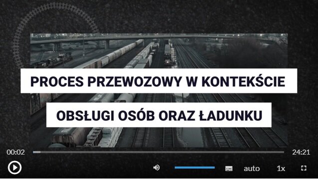 Ilustracja przedstawia ujęcie początkowe filmu o tytule proces przewozowy w kontekście osób oraz ładunku. Tytuł filmu znajduje się na tle zdjęcia przedstawiającego pociągi ustawione na torach. 