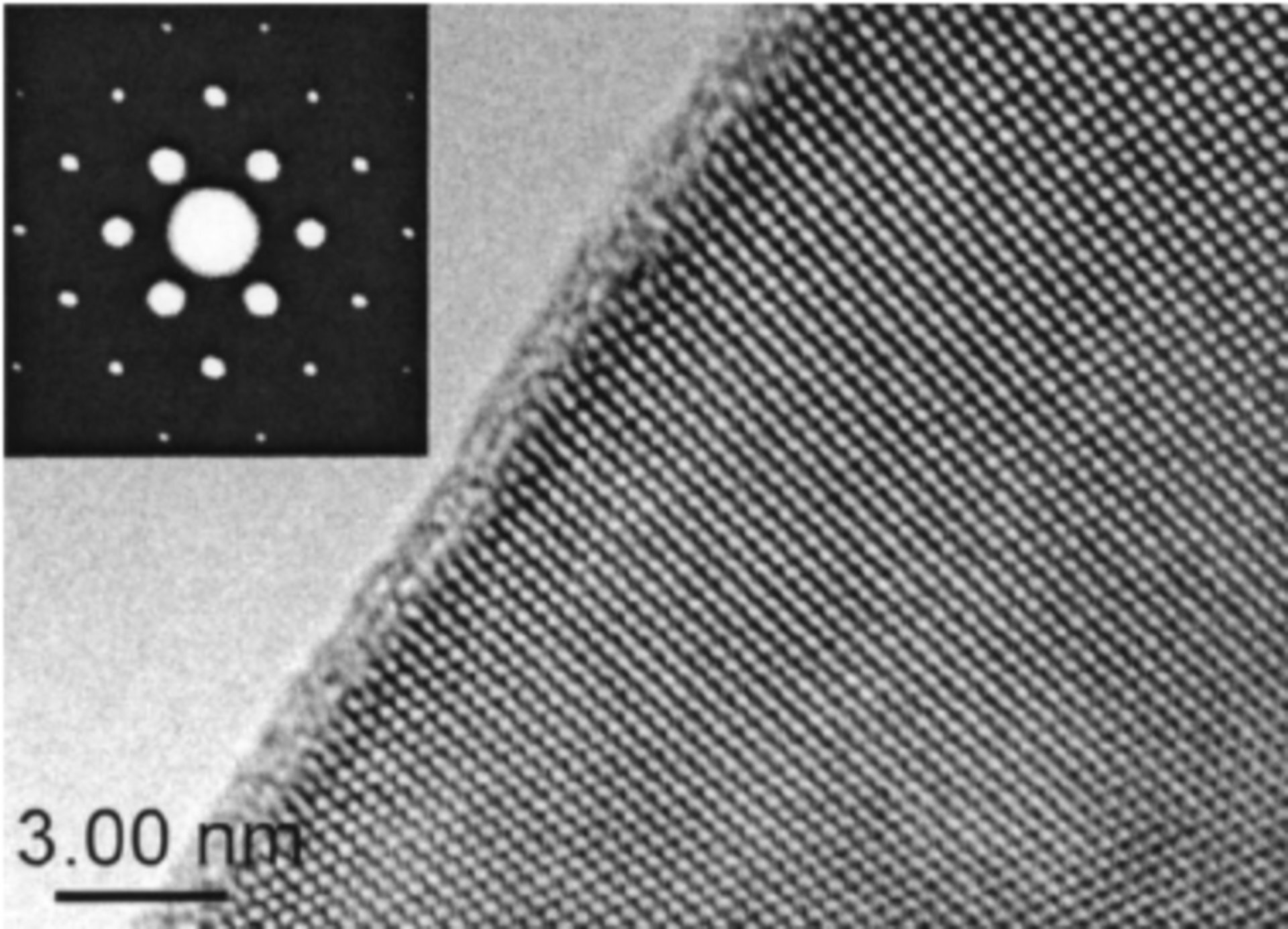 Rys. 5. Ilustracja przedstawia strukturę kryształu krzemu pokazaną za pomocą transmisyjnego mikroskopu elektronowego. Na ciemnym tle ciasno upakowane białe punkty układają się w rzędy pionowe i poziome.