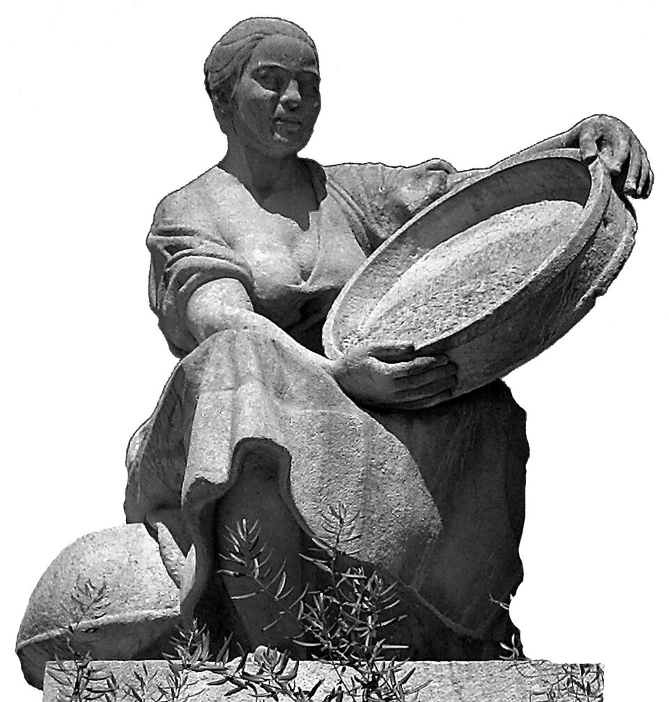 Na zdjęciu rzeźba kobiety, która przykuca. Ma upięte i zaczesane do tyłu włosy. Jest ubrana w suknię z dekoltem. W obu dłoniach trzyma misę. Patrzy wprost na widza. Przed jej nogami są widoczne gałązki. 