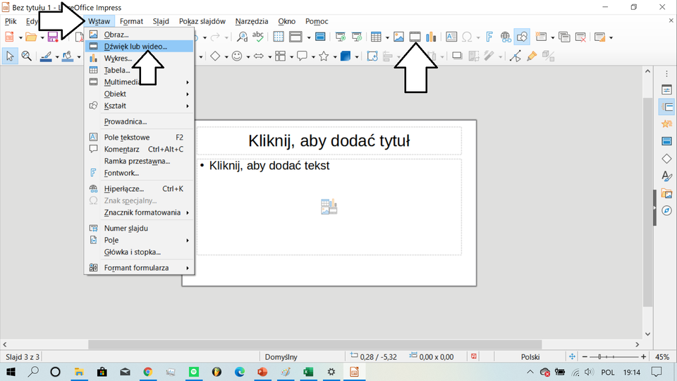 Ilustracja przedstawia otwarty program LibreOffice. U góry na pasku zadań została wybrana opcja Wstaw, a następnie Dźwięk lub wideo. Po prawej białą strzałką została oznaczona dwunasta ikona od prawej strony. 