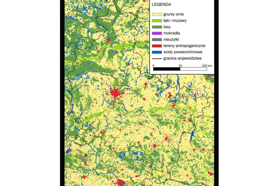 Fragment mapy przedstawia użytkowanie terenu w województwie wielkopolskim. W północno‑zachodniej części mapy są lasy. Na pozostałym obszarze dominują grunty rolne. Niewielką część stanowią łąki i murawy. Na mapie zaznaczono także wody powierzchniowe, nieliczne mokradła we wschodniej części województwa oraz kilka dużych i sporo małych terenów antropogenicznych. 