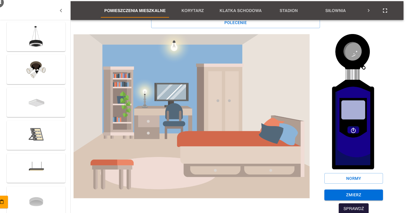 Początkowy widok symulatora. Ilustracja składa się z nazw pomieszczeń u góry ilustracji. Od lewej strony: pomieszczenia mieszkalne, korytarz, klatka schodowa, stadion, siłownia. Następnie jest strzałka w prawo, która umożliwia przesunięcie paska z tymi tytułami do przejścia do większej liczby pomieszczeń. Dalej znajduje się kwadrat, który po naciśnięciu zmienia symulator na pelen ekran. Z lewej strony jest sześć różnych rodzajów lamp do pomieszczeń. Po prawej stronie znajduje się luksomierz do pomiarów natężenia światła. Urządzenie jest prostokątne z końcówką okrągłą wychwytującą natężenie światła. Prostokąt ma wyświetlacz oraz przycisk do uruchomiania, wyłączania urządzenia. Pod urządzeniem znajdują się trzy przyciski: "normy" po naciśnięciu wyświetlają się normy natężenia światła dla różnych pomieszczeń, "zmierz" po naciśnięciu wyświetla się na ekranie luksometru natężenie światła wytwarzane przez daną lampę oraz przycisk "sprawdź" po naciśnięciu wyświetli się komunikat, czy przydzielona lampa do pomieszczenia jest zgodna z normą. W środku ilustracji jest ukazana ilustracja z pierwszego tytułu czyli pomieszczenia mieszkalne. Znajduje się na niej zwykły pokój z szafą, półkami, biurkiem, komputerem, krzesłem, łóżkiem oraz fotelem bez oparcia. Lampy nie są wybrane i lampka przy biurku oraz sufitowa to są same żarówki.