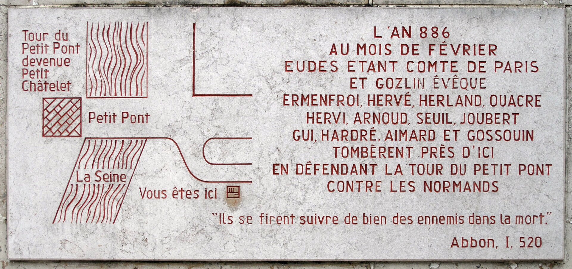 Tablica wykonana z alabastru, z czerwonym tekstem i planem w języku francuskim. Zdjęcie współczesne. 