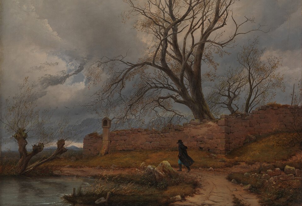 Na obrazie przedstawiono samotnego wędrowca. Mężczyzna odziany w ciemny płaszcz i kapelusz jest w ruchu. Podąża polną krętą ścieżką. Po prawej stronie dzieła widać niewielki akwen, przy jego brzegu stoi ogołocona z liści topola, brzeg porastają trawy, gdzieniegdzie leżą kamienie. W wodzie brodzi ptak. Mężczyzna na ścieżce po swojej prawej stronie mija pozostałości muru. Za murem rosną wysokie drzewa, na niektórych gałęziach są jeszcze liście, lecz w większości drzewo jest ogołocone. 