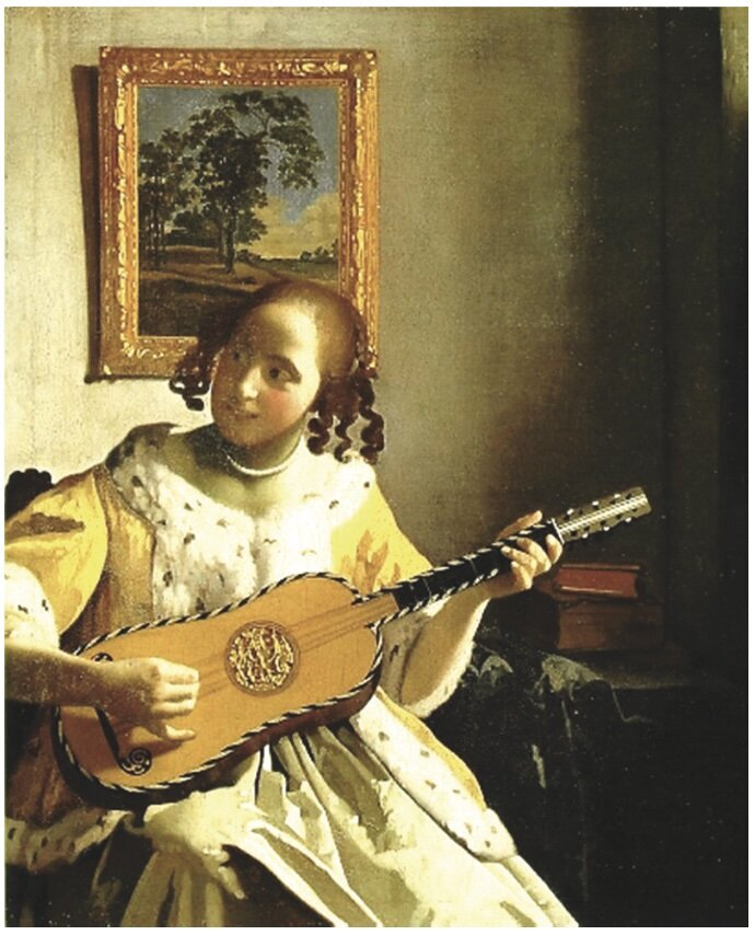 Na obrazie przedstawiona jest młoda kobieta siedząca bokiem do widza. Trzyma w dłoniach gitarę i spogląda lekko w lewo, jakby na chwilę oderwała wzrok od instrumentu. Ma na sobie jasną suknię z żółtym gorsetem, a jej włosy są upięte. Tło stanowi elegancko urządzony pokój – widać część ozdobnej ściany z obrazem lub mapą oraz fragment mebla, prawdopodobnie stołu przykrytego tkaniną. Kompozycja jest statyczna i pełna światła – jak to typowe u Vermeera – z delikatnym światłocieniem i dbałością o szczegóły materiałów, światła i gestów.