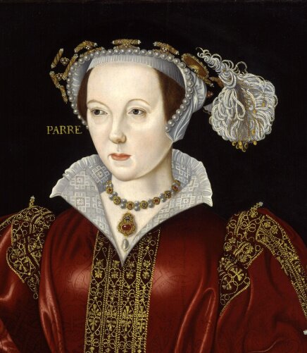 Ilustracja przedstawia portret Katarzyny Parr (1512 -1548) – szóstej i ostatniej żony Henryka Ósmego. Kobieta ma bardzo jasną cerę. Wygląda na około 50 lat. Ma ciemnobrązowe włosy. Ubrana w królewską szatę z białym kołnierzem. Na szyi na naszyjnik z ozdobnym kamieniem. Na głowie ma nakrycie głowy z białym piórem. 