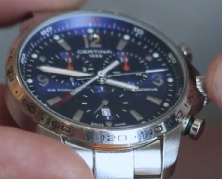 Tachometr to w zegarku obecnie podziałka liczbowa umieszczona na zewnętrznym końcu tarczy lub poza jej granicami, przykładowo na bezelu. Umożliwia ona określenie średniej prędkości i działa w połączeniu z funkcją chronografu.