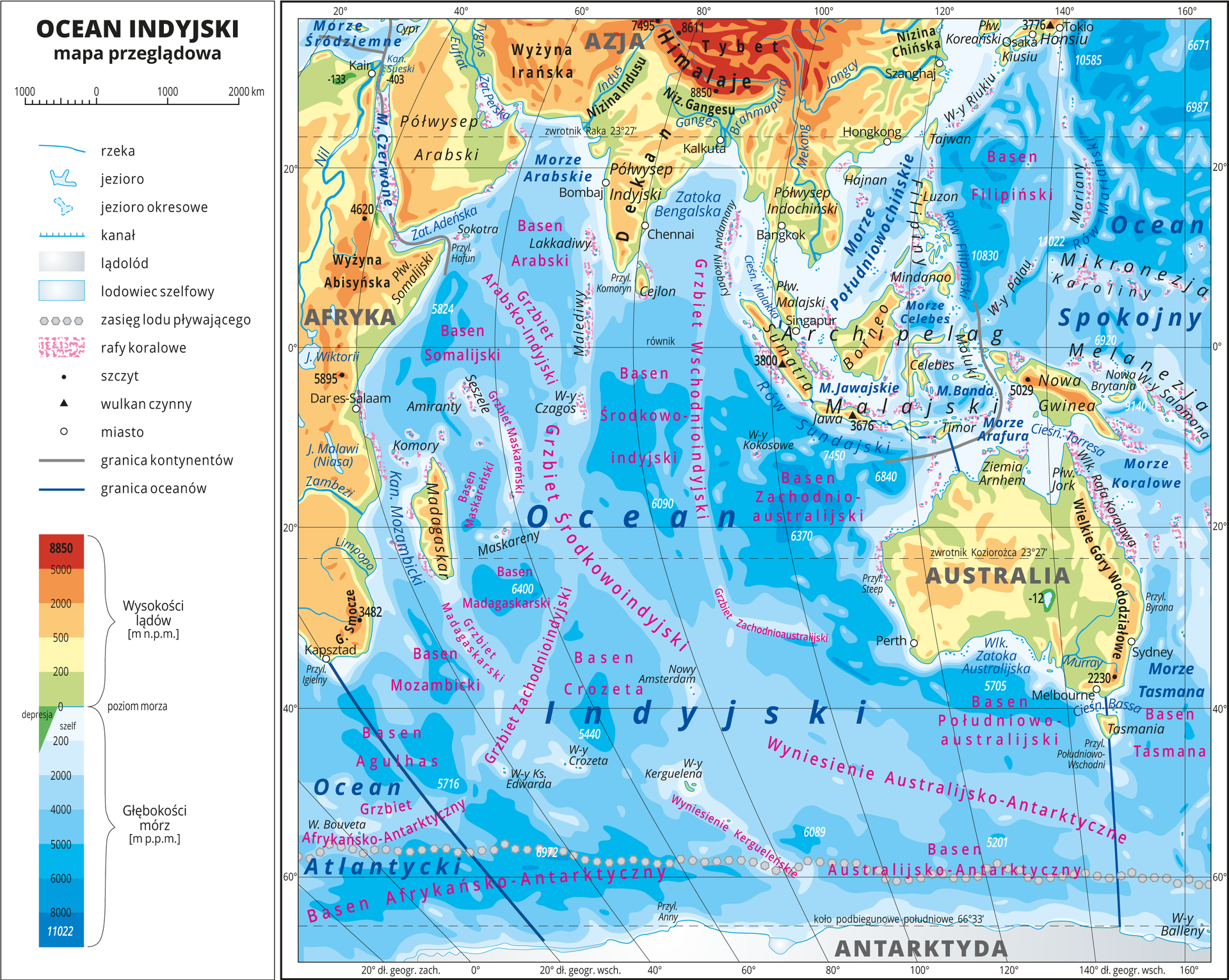 Ilustracja przedstawia mapę przeglądową Oceanu Indyjskiego. W obrębie lądów występują obszary w kolorze zielonym, żółtym, pomarańczowym i czerwonym. Morza zaznaczono sześcioma odcieniami koloru niebieskiego i opisano głębokości. Ciemniejszy kolor oznacza większą głębokość. W obrębie wód przeprowadzono granice między oceanami. Na mapie opisano nazwy kontynentów, wysp, głównych pasm górskich, morza i zatoki. Oznaczono i opisano największe miasta. Mapa pokryta jest równoleżnikami i południkami. Dookoła mapy w białej ramce opisano współrzędne geograficzne co dwadzieścia stopni. W legendzie umieszczono i opisano znaki użyte na mapie.