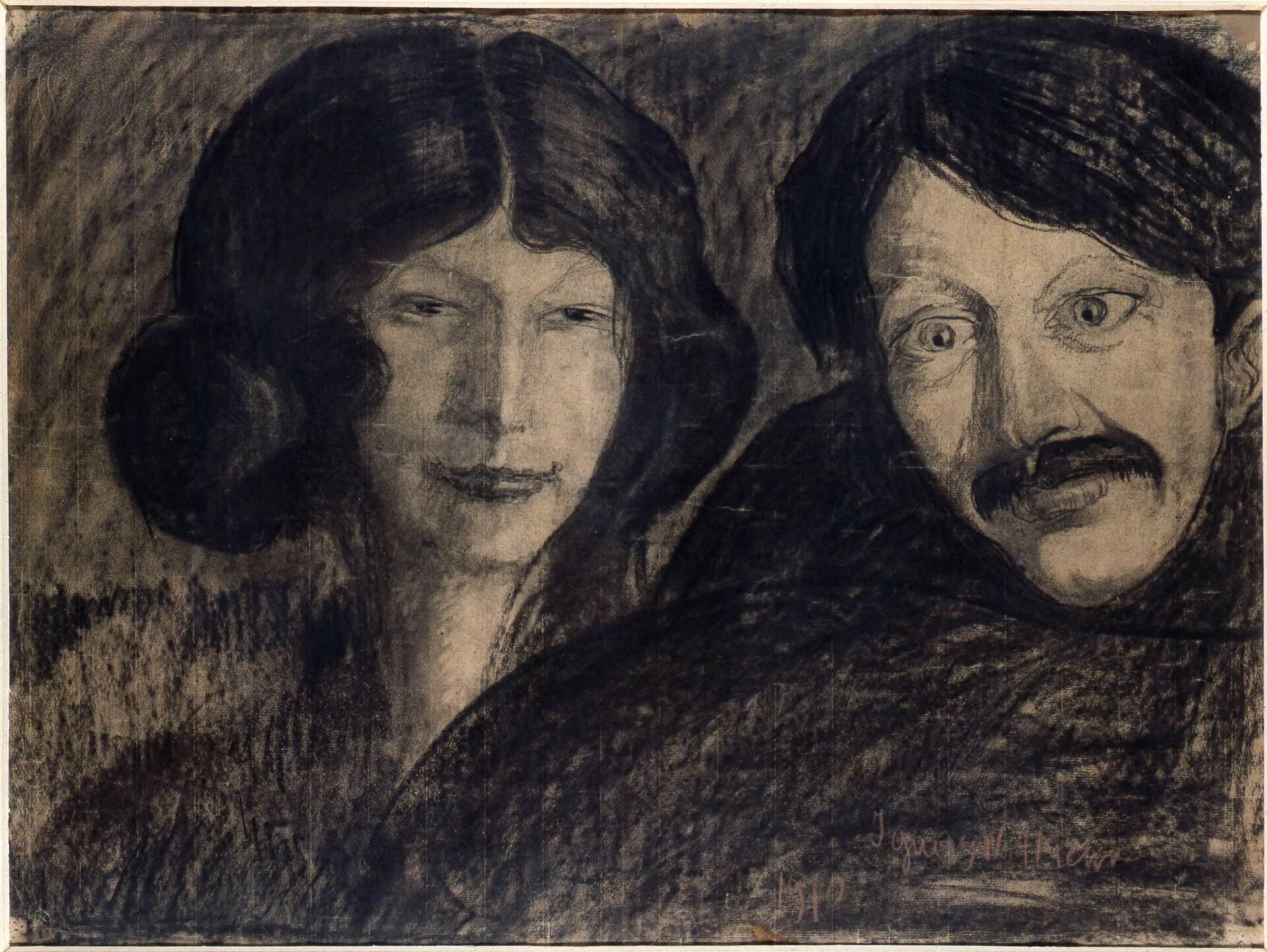 Ilustracja przedstawia rysunek węglem „Portret Ireny Solskiej z mężczyzną”, autorstwa Stanisława Ignacego Witkiewicza. Na jasno‑beżowym tle papieru ukazana jest, narysowana swobodną, miękką kreską, para małżonków. W centralnej części pracy lekko po lewej stronie znajduje się portret uśmiechniętej kobiety o przymrużonych, wąskich oczach i gęstych, ciemnych włosach, uczesanych z przedziałkiem pośrodku głowy. Umieszczony po prawej stronie kompozycji mężczyzna z czarnym wąsem i jasnymi, dużymi oczami również się uśmiecha. Czarne, lekko dłuższe włosy delikatnie opadają mu na czoło. Wychyla się spoza kadru, jakby lekko zawstydzony. Ramiona postaci oraz tło zostały potraktowane szeroką plamą za pomocą przetarć węgla. Artysta skupił się głównie na twarzach małżonków. Mimo swobodnej, uproszczonej kreski udało mu się oddać indywidualne cechy charakteru obu postaci.