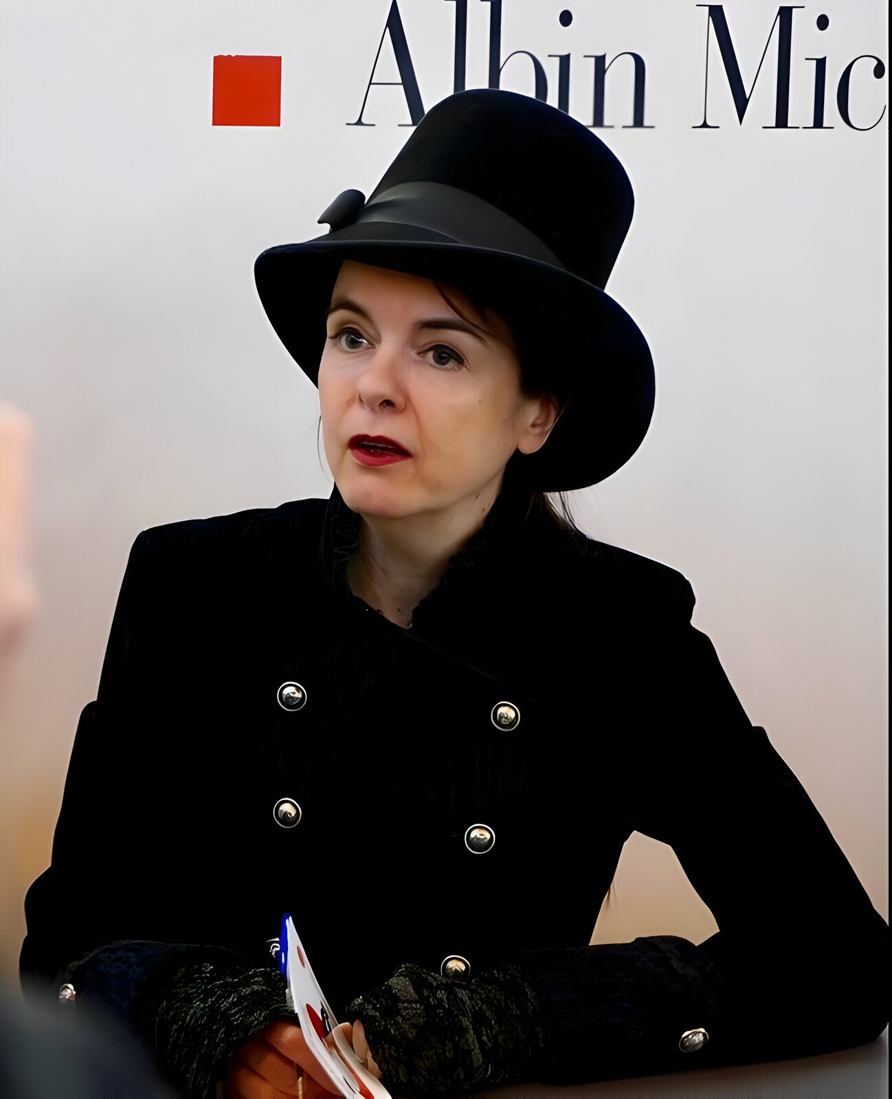Zdjęcie kobiety w czarnym kapeluszu - Amélie Nothomb.