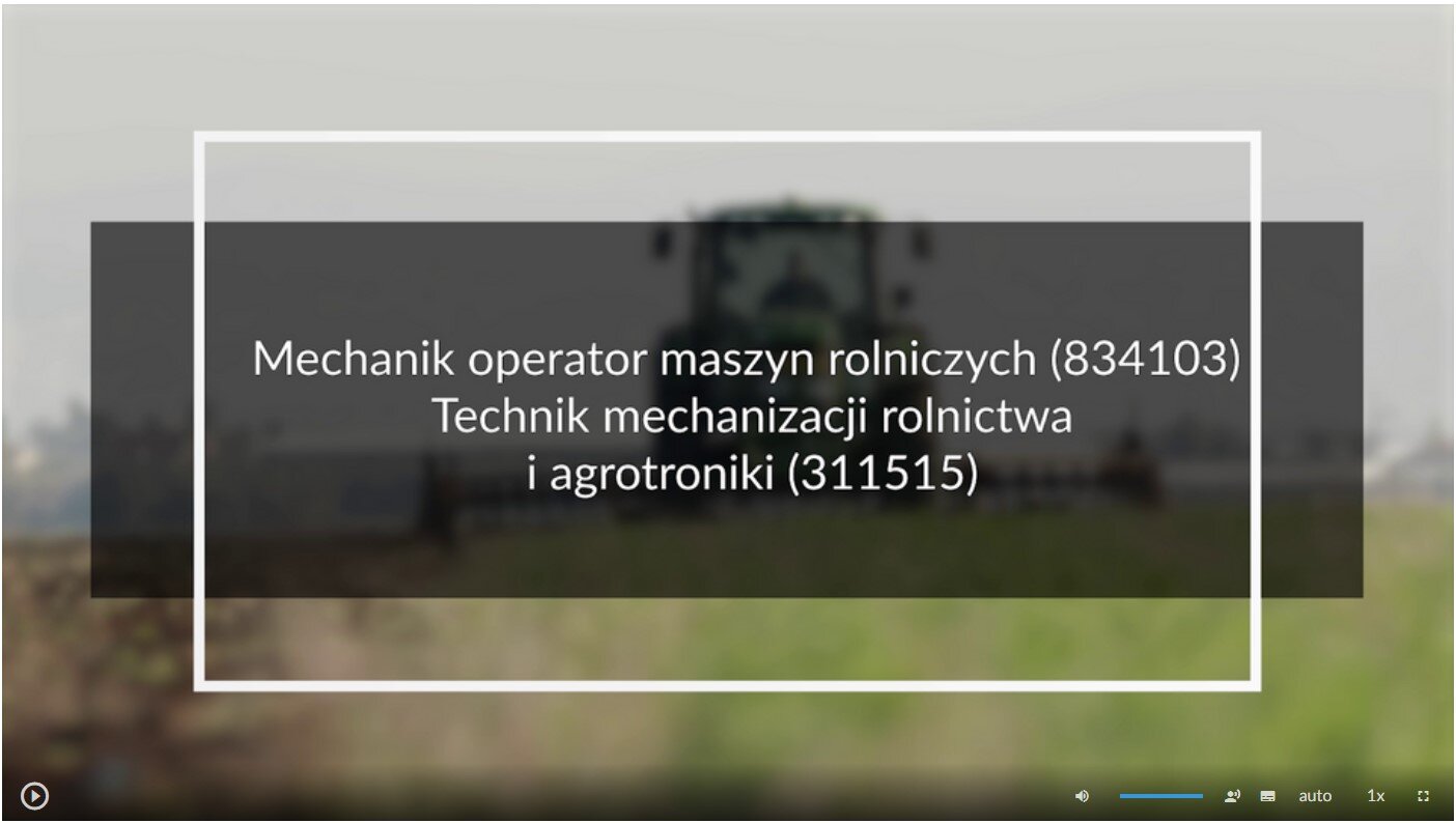 Przykładowy wygląd ekranu filmu. Znajduje się na nim plansza tytułowa. Jest to rozmyta fotografia przedstawiająca ciągnik jadący po polnej drodze. Na jej tle umieszczony został czarny prostokąt z tytułem filmu: Mechanik operator maszyn rolniczych (834103). Technik mechanizacji rolnictwa i agrotroniki (311515). W lewym dolnym rogu ekranu filmu umieszczony jest przycisk służący do odtwarzania i zatrzymywania filmu. W prawym dolnym rogu ekranu umieszczono szereg różnych przycisków. Odpowiedzialne są one między innymi za uruchamianie napisów, zmianę głośności i zmianę szybkości odtwarzania.