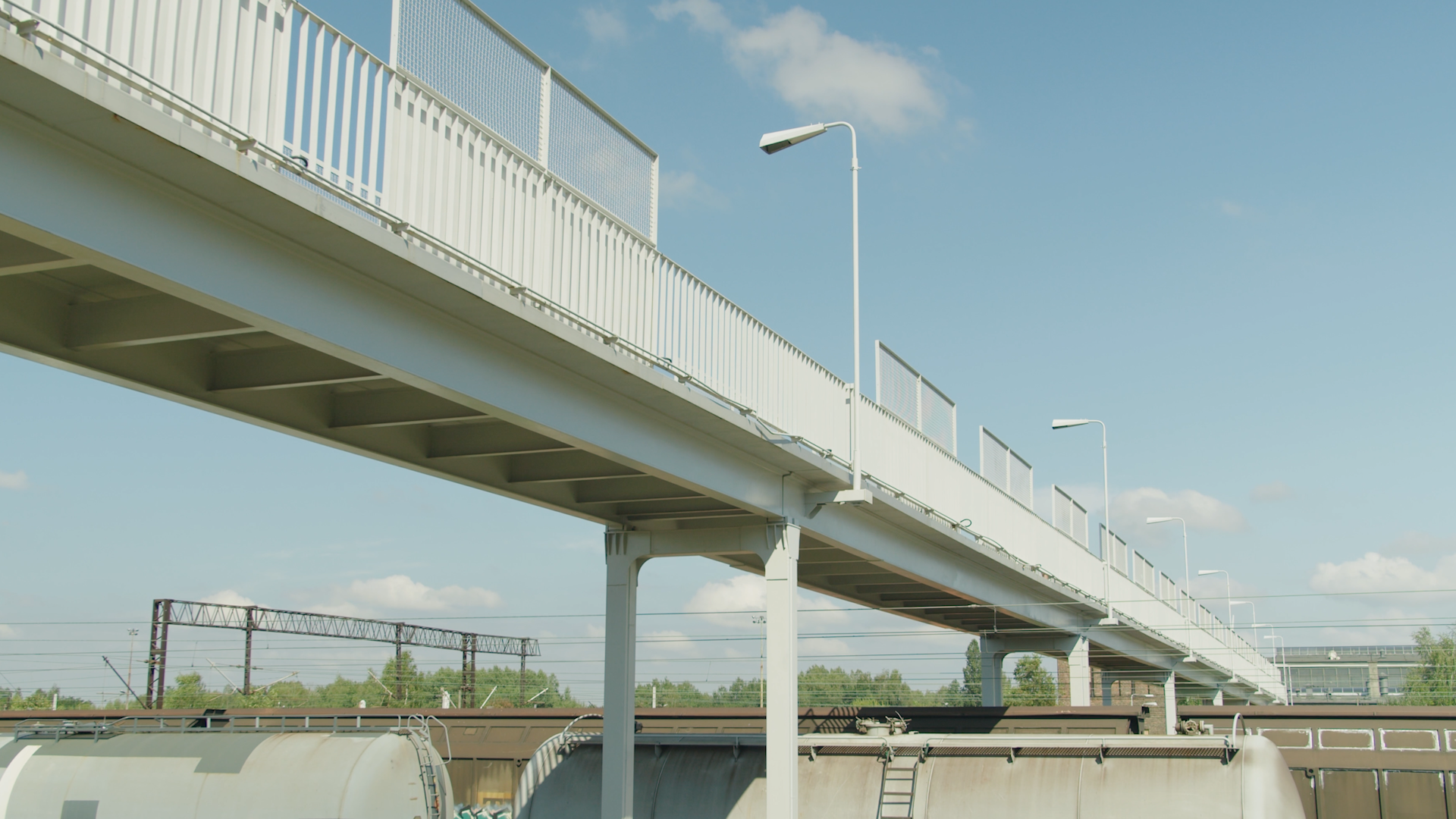 Ilustracja przedstawia kładkę dla pieszych.