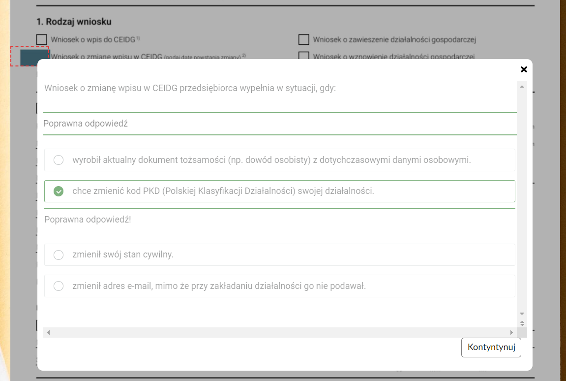 Grafika przedstawia fragment przykładowej dokumentacji z wyświetlonym ekranem z poprawnie wykonanym zadaniem ćwiczeniowym. Jest to biała plansza, na której umieszczone zostało ćwiczenie – w tym wypadku jednokrotnego wyboru. Ten typ ćwiczenia składa się z polecenia oraz umieszczonych pod nim trzech odpowiedzi. Obok każdej z nich znajduje się kółeczko. W przypadku wybranej odpowiedzi jest ono zaznaczone. Pozostałe kółeczka są puste. Zaznaczone kółeczko zamalowane jest na zielono. Cała odpowiedź otoczona została zieloną ramką. Pod nią umieszczono napis: Poprawna odpowiedź!    