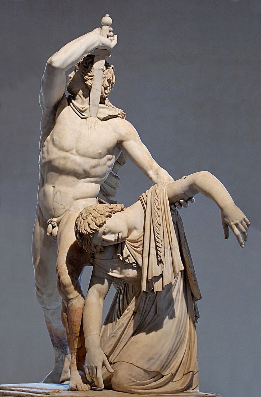 Ilustracja przedstawia rzeźbę „Gal zabijający żonę” nieznanego autora, znajdującą się w Muzeum we Florencji. Rzeźba ukazuje nagie ciało muskularnego mężczyzny, wbijającego sobie w pierś sztylet. Mężczyzna w jednej ręce trzyma osuwającą się na ziemie kobietę.