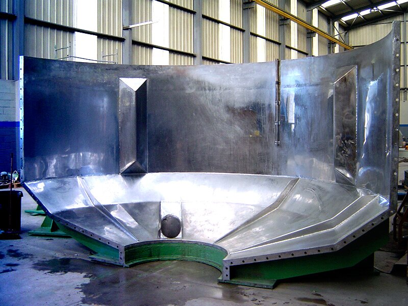 Na zdjęciu przedstawiono hydropulper. Urządzenie ma postać dużego metalowego zbiornika.