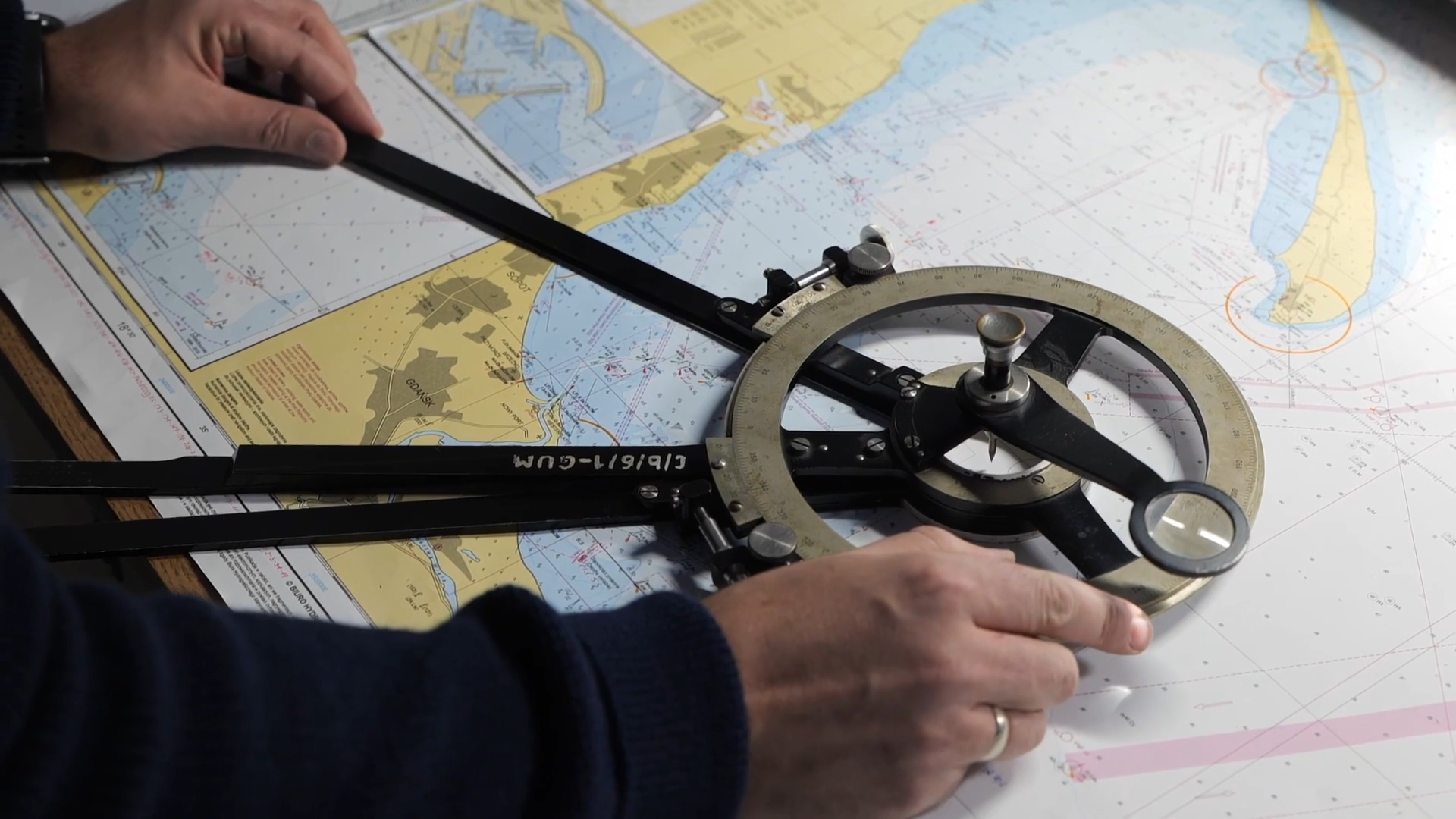 Zdjęcie przedstawia protraktor. Jest to narzędzie składające się z trzech ramion oraz okrągłego kątomierza.