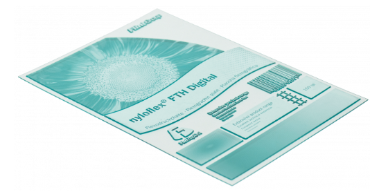 Na zdjęciu przedstawiona jest przykładowa fleksograficzna forma drukowa. Widać kartkę z grafiką w błękitnym kolorze.