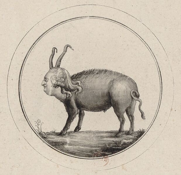 Kliknij, aby powiększyć Na ilustracji postać świni z głową człowieka, głowa z rogami. Twarz na ilustracji to mężczyzna, ma długi nos, gruby podbródek a na głowie długie włosy skręcone w loki. Świnia ma skręcony ogon. Stoi na ziemi, widać małą kępkę trawy i kwiatek. Całość w kole.