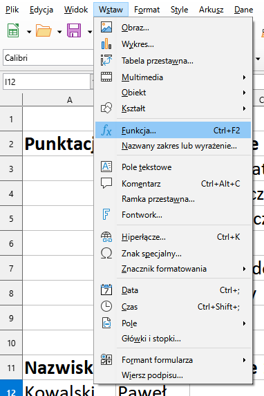 Ilustracja przedstawia fragment arkusza kalkulacyjnego w programie  LibreOffice Calc . Na górze arkusza znajduje się pasek menu z zakładkami. Wybrana jest zakładka Wstaw. Rozwinięta jest pionowa lista z opcjami. Wśród nich wybrana jest opcja: Funkcja… Ctrl+F2.