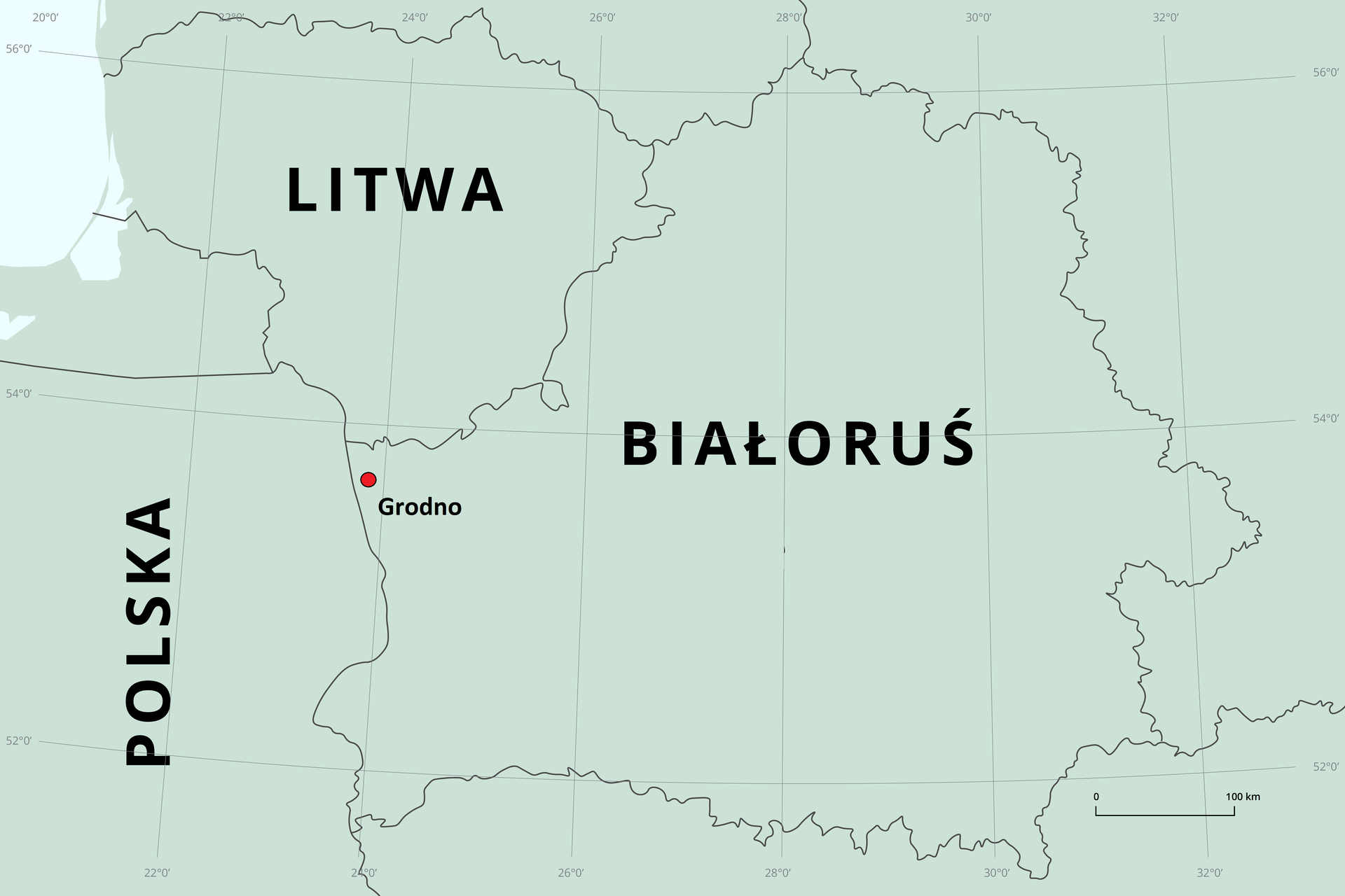 Mapa polityczna przedstawiająca Litwę oraz kraje sąsiadujące – Rosję, Polskę, Białoruś, Łotwę. Lądy oznaczono kolorem jasnozielonym, Morze Bałtyckie nieco jaśniejszym odcieniem koloru zielonego. Granice państw czarnymi liniami. W prawym dolnym rogu pozioma podziałka z odcinkiem oznaczonym jako sto kilometrów. Mapa pokryta siatką południków i równoleżników co dwa stopnie. W zachodniej części Białorusi, w pobliżu granicy z Polską i Litwą czerwoną kropką oznaczono Grodno. 