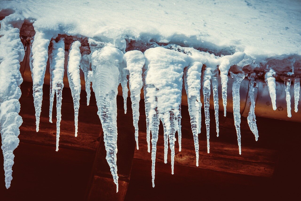 Zwisające sople lodu.