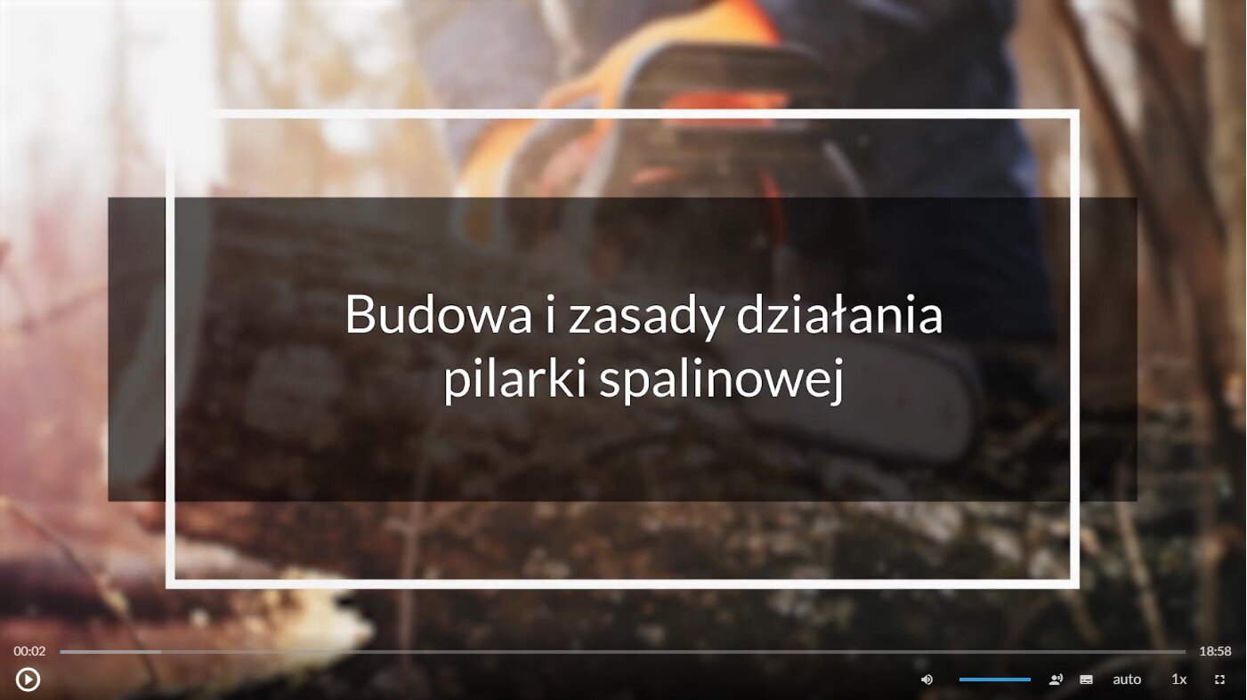 Grafika przedstawia wygląd okna, w którym prezentowany jest film o tytule: Budowa i zasady działania pilarki spalinowej. Okno ma kształt prostokąta. W lewym dolnym rogu znajduje się ikona włączania i wyłączania filmu. W prawym dolnym rogu ekranu umieszczono szereg różnych ikon. Odpowiedzialne są one za zmianę zmianę głośności, włączenie wersji filmu z audiodeskrypcją, włączenie napisów, zmianę jakości filmu, zmianę szybkości filmu oraz włączenie trybu pełnometrażowego.