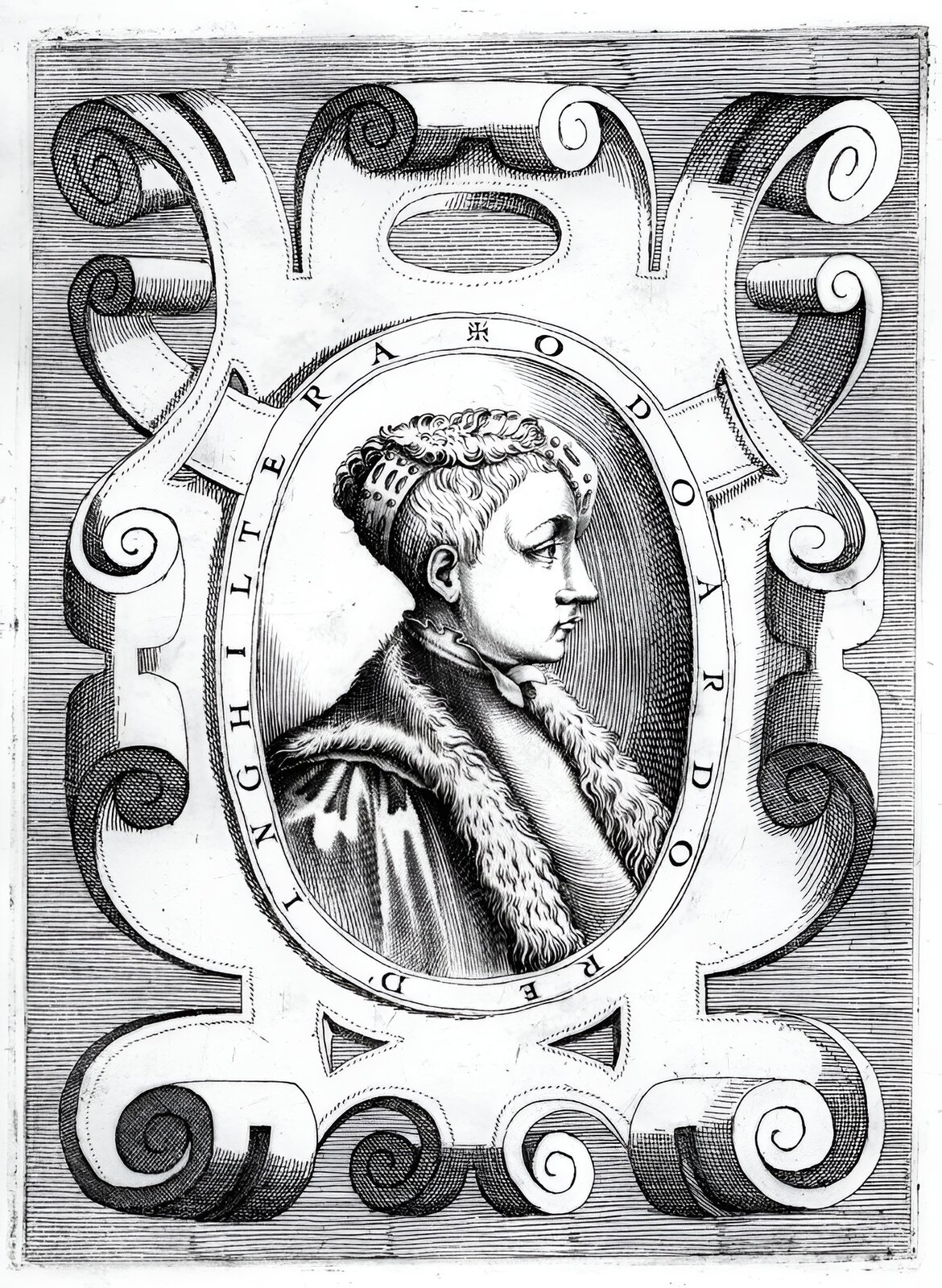 Rysunek przedstawia portret mężczyzny, pozującego z prawego profilu. Portret znajduje się w owalnej ramie z wypisanymi na niej dookoła słowami. Na zewnątrz ramy znajdują się zwijane ornamenty. Po prawej i lewej stronie portretu znajdują się po dwa zwijane do środka ornamenty. Na górnych rogach portretu ornamenty zwijają się na zewnątrz. Każdy z nich wygląda jak szeroki pasek zwijanej blachy. Tło jest złożone z czarnych, poziomych linii.