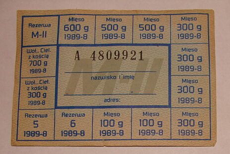 Kliknij, aby powiększyć. Ilustracja przedstawia kartkę. Po środku kartki jest numer i miejsce na imię i nazwisko. Na czterech krawędziach są wydrukowane kwadraty, w których podana jest liczba i towar: mięso 600g., 2 x 500 g. , mięso 600 g. 4x 300 g., 2x 100 g, wołowina cielęca z kością 7g. i 300 g. Rezerwa 5 i 6.