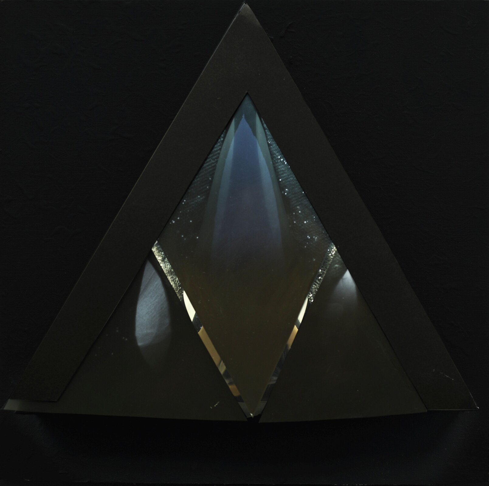 Ilustracja przedstawia obraz Piotra Zaporowicza pt. „Creatio ex nihilo II, IV”. Ukazuje ona duży, czarny trójkąt, a w nim dwa mniejsze.