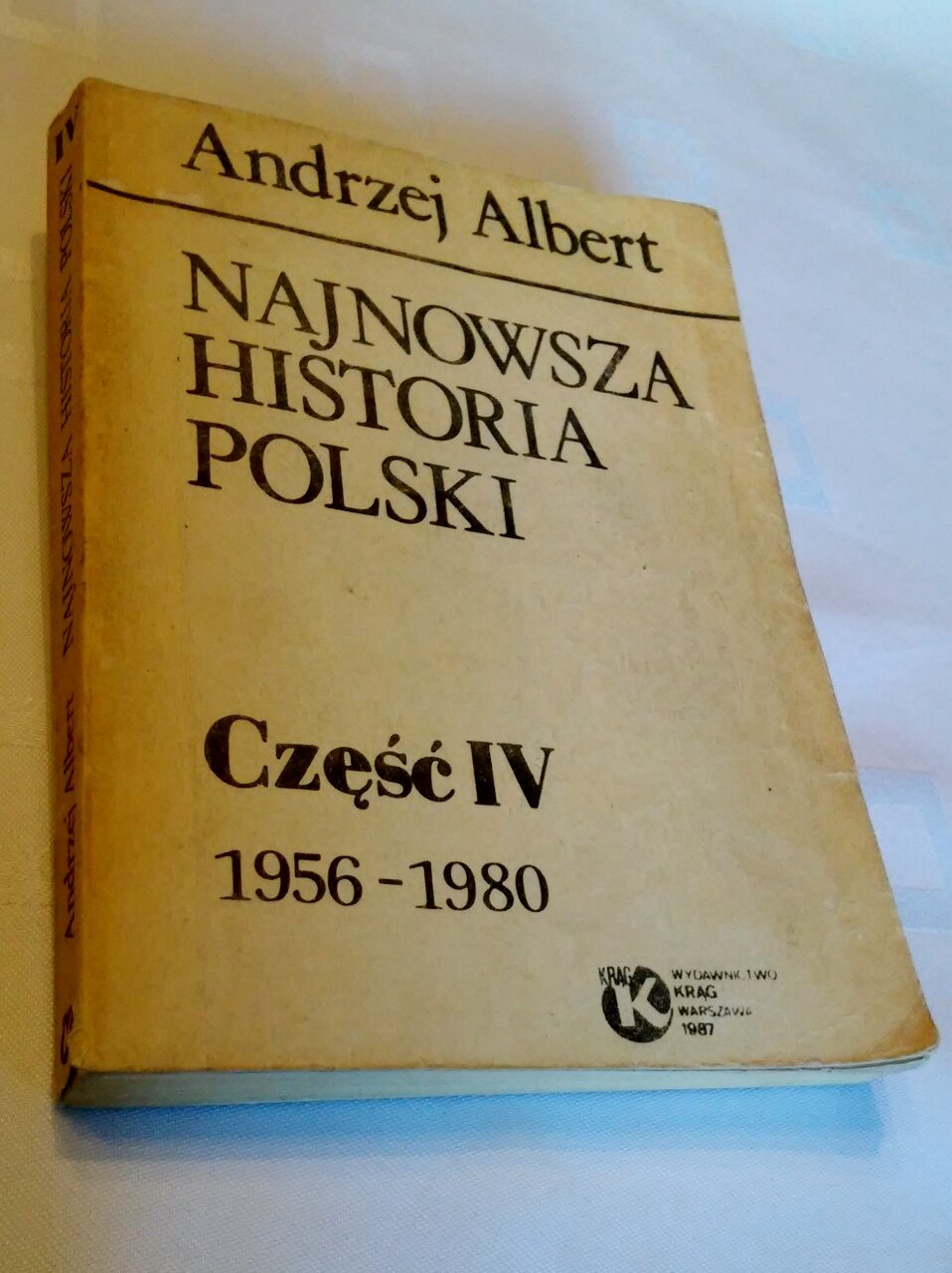 Ilustracja przedstawia okładkę książki. Książka pod tytułem Najnowsza historia Polski. Część czwarta 1956‑1980. Autorem książki jest Andrzej Albert. Na okładce jest brak ilustracji.   