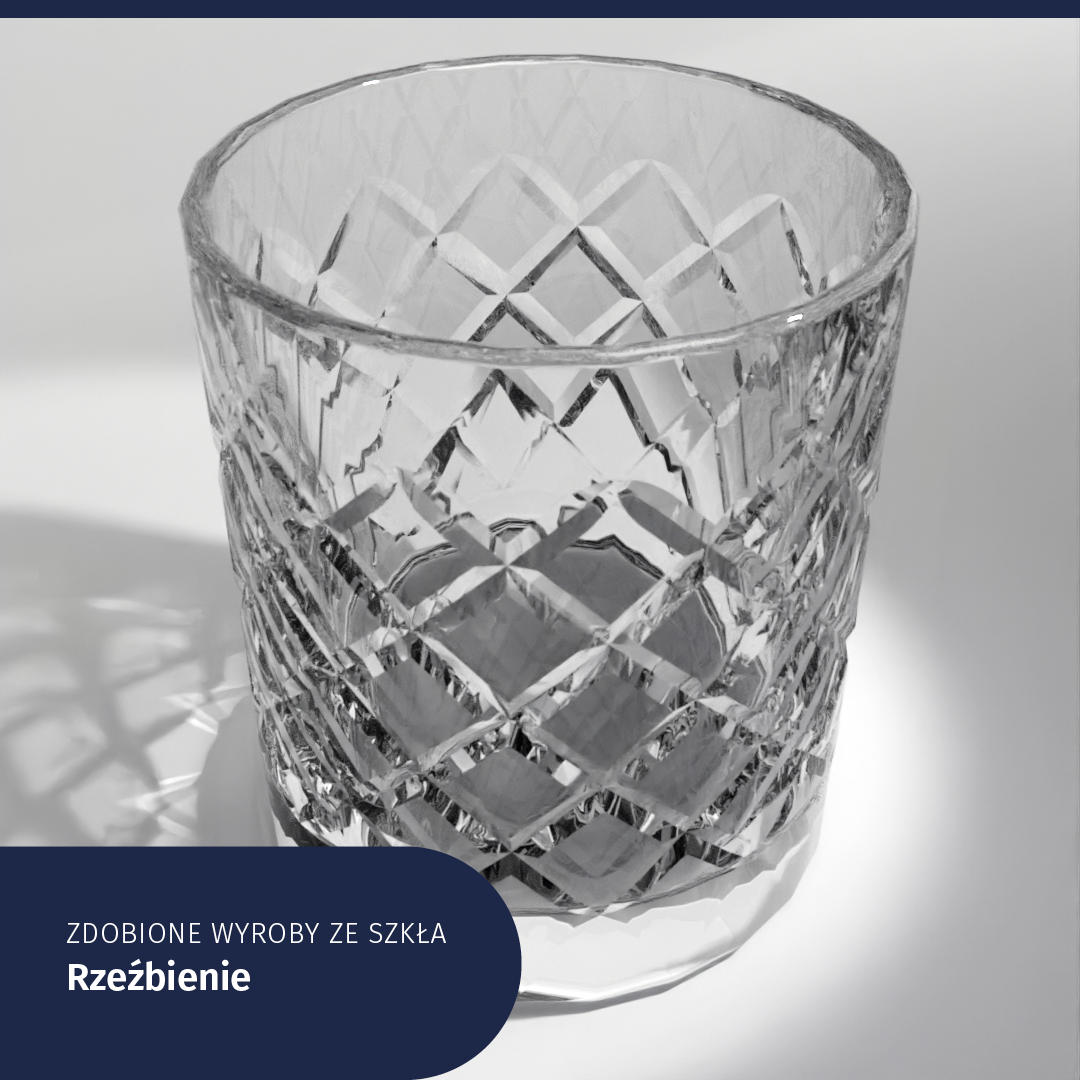 Ilustracja przedstawia szklankę. Jej ścianki ozdobione są wyrzeźbionym, geometrycznym wzorem. Podpisano Zdobione wyroby ze szkła. Rzeźbienie.