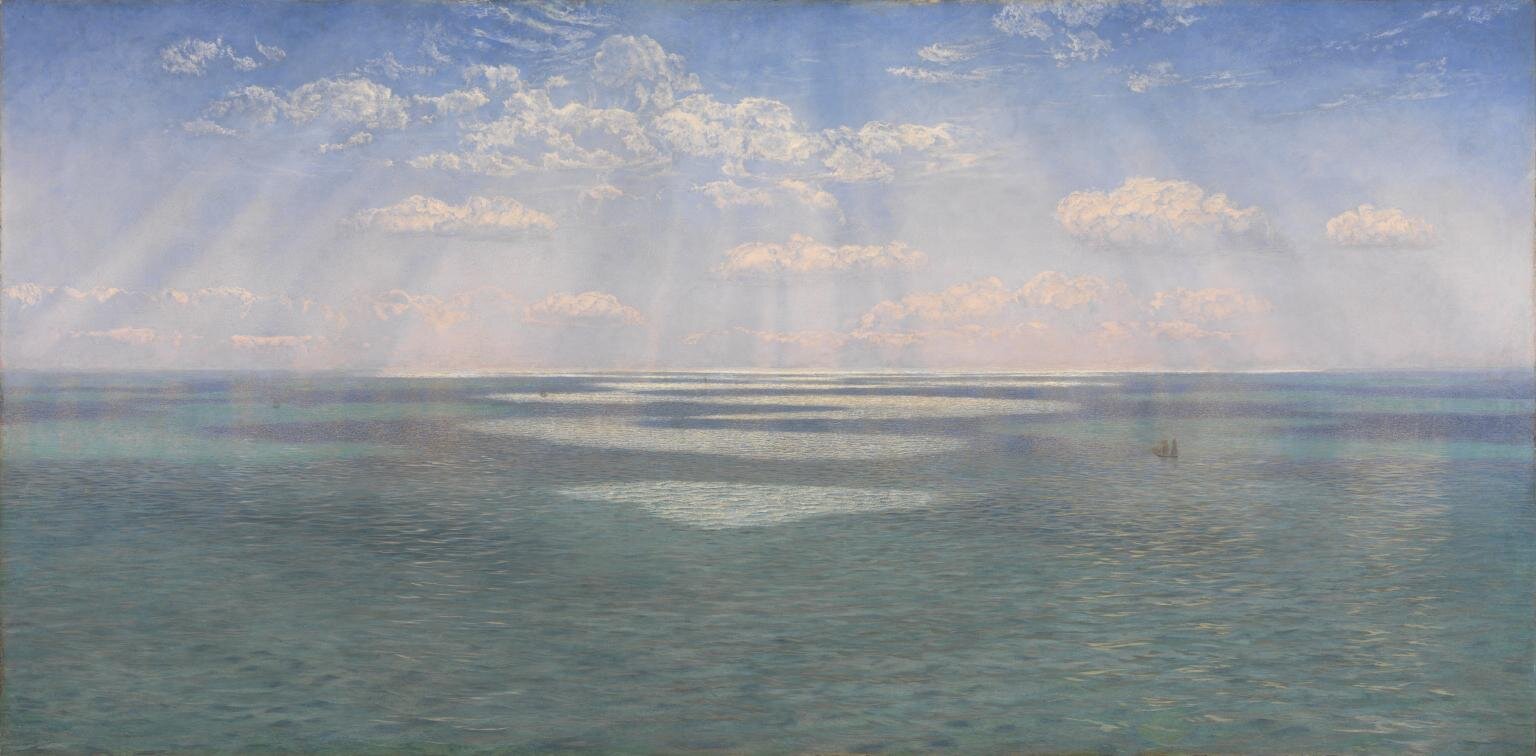 Kliknij, aby powiększyć. Obraz przedstawia gładką taflę morza. Morze jest w kolorze jasnobłękitnym, z domieszką jasnozielonego. Na morzu widoczne są białe plamy, które powstają pod wpływem promieni słonecznych rzucanych z nieba. Niebo jest błękitne. Na niebie widoczne są pojedyncze, białe chmury. Kolorystyka obrazu to głównie odcienie niebieskiego i białego.