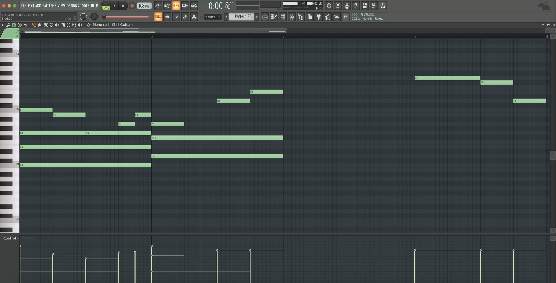 Na ciemnoszarej stronie programu znajduje się kilka poziomych, zielonych pasków, na których zostały umieszczone oznaczenia takie jak „G5”, „F#5”, dwa razy „D5”, „C5” , dwa razy „B4”, dwa razy „A4”, dwa razy „G4”, „F#4”, „E4”, „D4” i „C4”. Po lewej stronie znajduje się biały, pionowy panel z czarnymi poziomymi paskami. W górnej części znajduje się belka z wieloma elementami funkcyjnymi w tym przyciskami i wyświetlaczami, na której znajduje się napis „Piano roll – Chill Guitar”. 