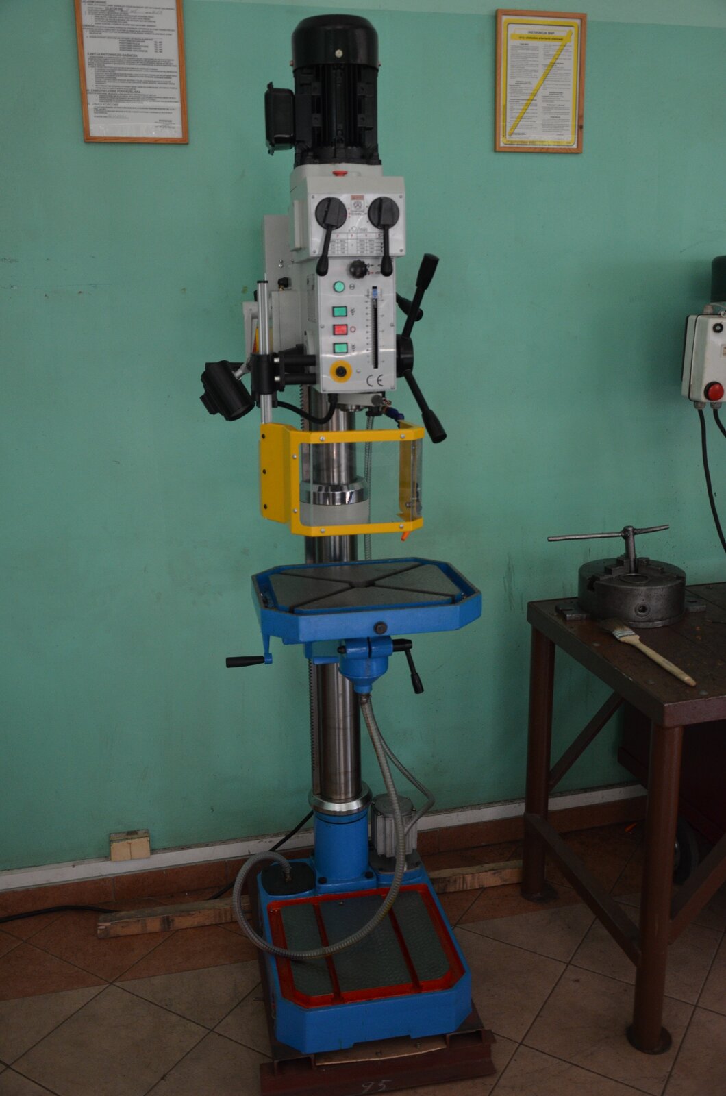 W skład budowy wiertarki przedstawionej na grafice wchodzą: podstawa żeliwna, słup podpierający, wykonany w jakiejś tolerancji, celem nastaw wysokości stolika podpierającego imadło. Na szczycie słupa umieszczony zostaje korpus wiertarki.