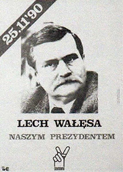 Na ilustracji widoczny jest plakat wyborczy Lecha Wałęsy. U góry widnieje data wyborów: 25 listopad 1990. Pod nią znajduje się zdjęcie kandydata. Ma on krótkie, czarne włosy, wąsy i gęste brwi. Jest ubrany w garnitur. Pod nim widoczny jest napis: Lech Wałęsa naszym prezydentem oraz ręka z ukazanymi dwoma palcami, wskazującym i środkowym, w geście zwycięstwa.