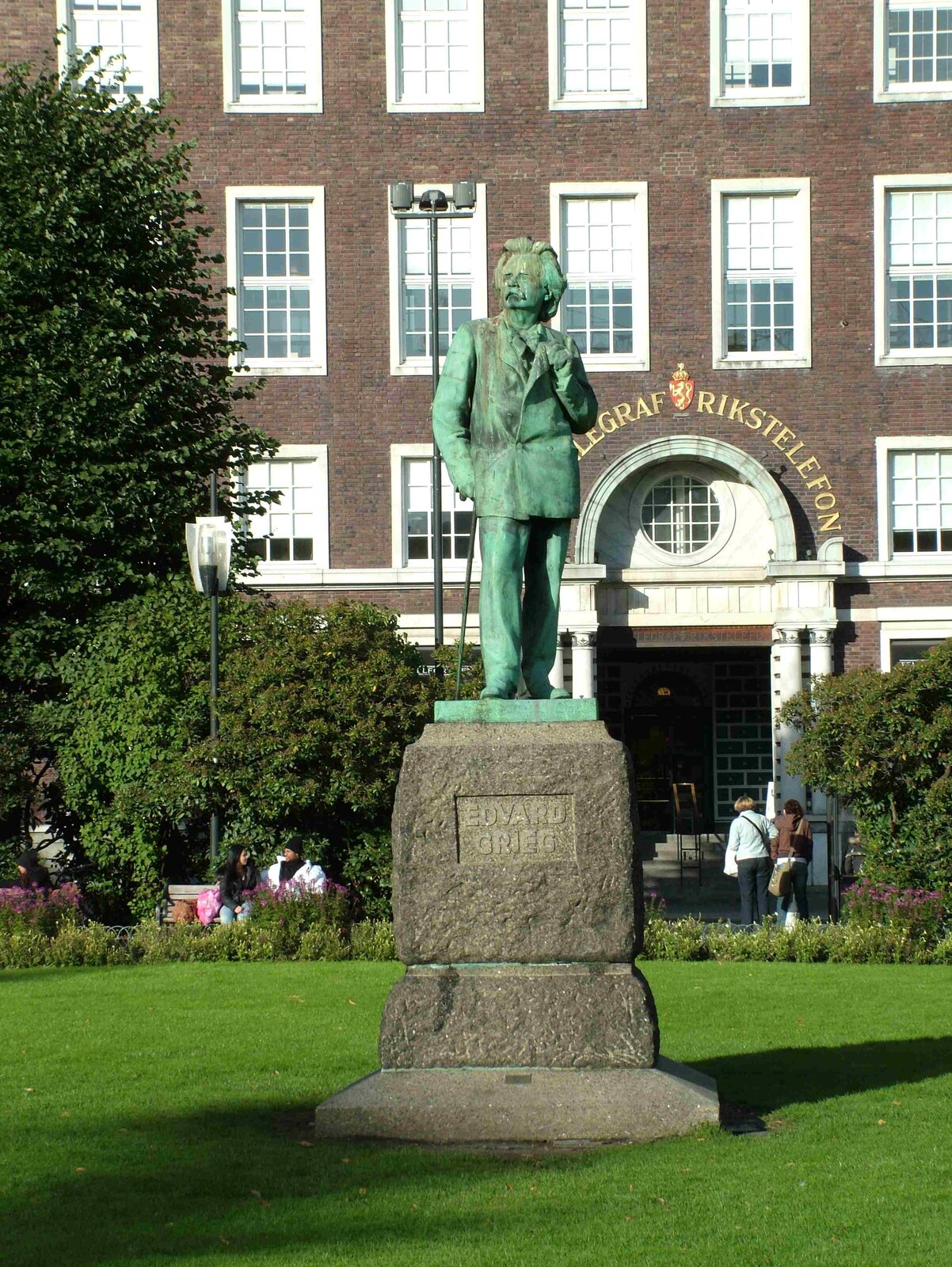 Ilustracja interaktywna przedstawia rzeźbę Edwarda Griega w Bergen. Pomnik ukazuje postać starszego, eleganckiego mężczyzny. 