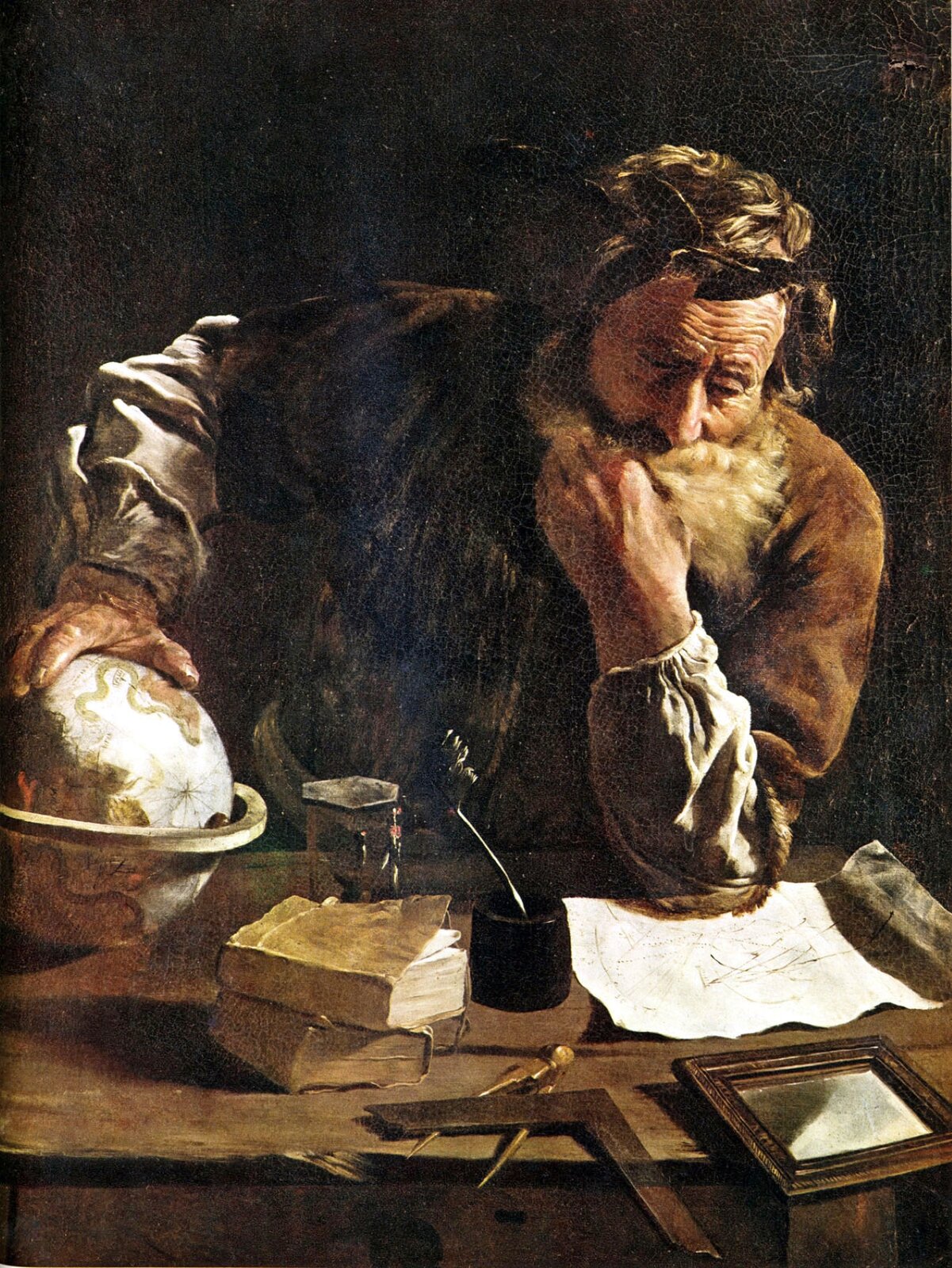 Rys. 1. Ilustracja poglądowa przedstawia rycinę z wyobrażeniem Archimedesa podczas pracy naukowej. Starszy brodaty mężczyzna widoczny na rycinie pochyla się nad notatkami leżącymi na stole. Lewą ręką dotyka brody, prawą wspiera na globusie. Na stole znajdują się również książki, klepsydra, cyrkiel i inne przyrządy matematyczne, zwierciadło i pióro zanurzone w naczyniu z atramentem. Mężczyzna wyraźnie pochłonięty jest myślami o swojej pracy. 