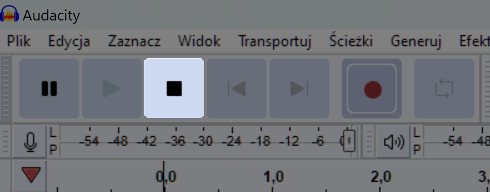 Zrzut ekranu przedstawia wycinek okna programu Audacity. W programie znajdują się zakładki takie jak „Plik”, „Edycja”, „Zaznacz”,, „Widok”, „Transportuj”, „Ścieżki” „Generuj” „Efekt”. Pod spodem znajduje się seria kwadratowych przycisków ułożonych jeden obok drugiego. Od lewej strony to przycisk pauza, przycisk plej, przycisk stop, przycisk przewijania w lewo, przycisk przewijania w prawo, przycisk nagrywania. Przycisk nagrywania to czerwona kropka na środku kwadratu. Pod spodem znajduje się miejsce szczytujące czułość mikrofonu. Wybrano przycisk stop. 