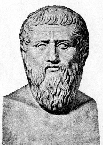 Ilustracja przedstawia popiersie mężczyzny z brodą bez ubrania. Rzeźba przedstawia osobę Platona.  