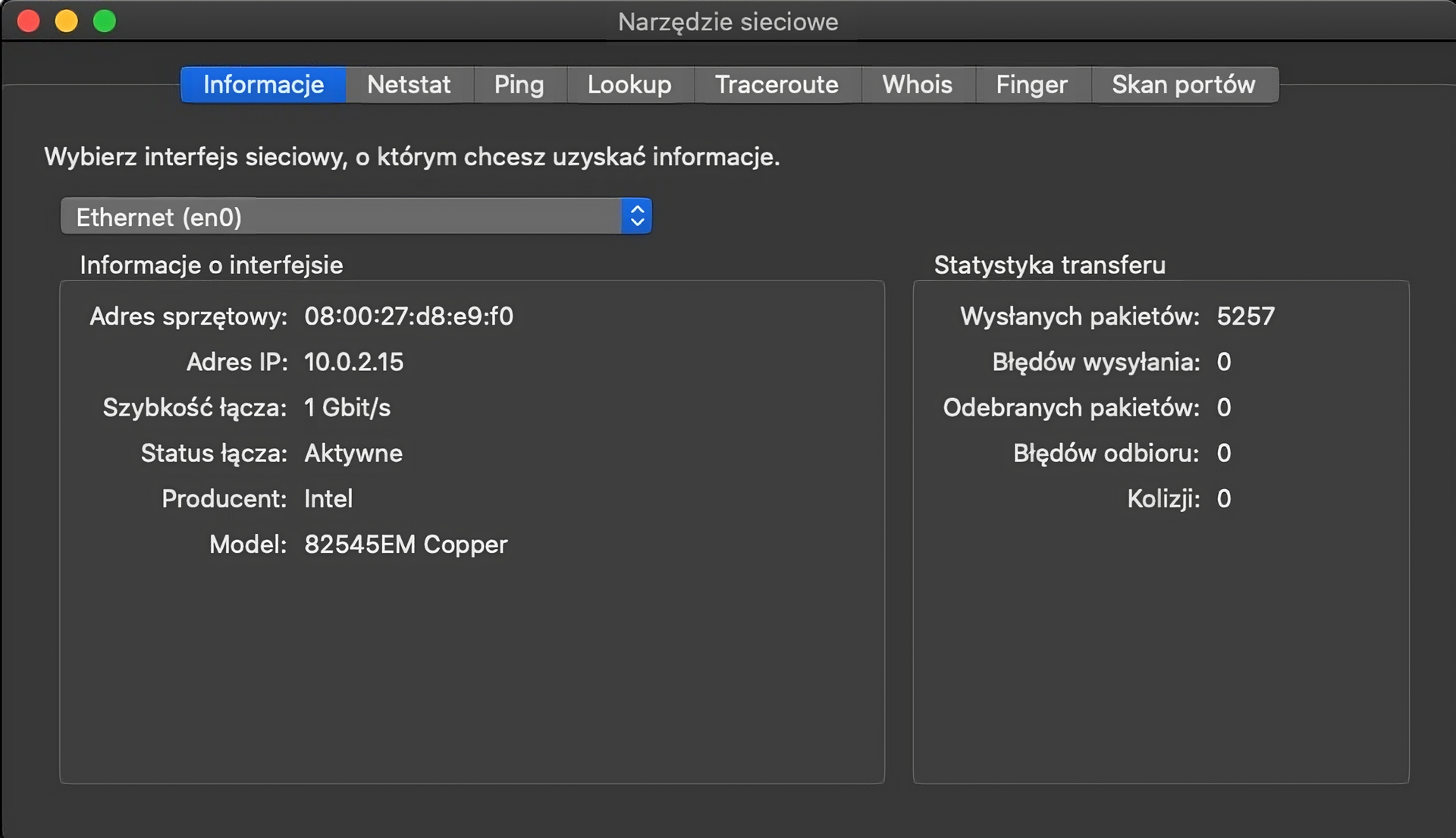Ilustracja przedstawia narzędzie sieciowe sytemu MacOS. U góry znajdują się zakładki, od lewej: Informacje, NetStat, Ping, Lookup, Traceroute, Whois, Finger, Skan portów. Otwarto zakładkę informacje, gdzie mamy do wyboru interfejs sieciowy, o którym chcemy uzyskać więcej informacji. Wybrany jest interfejs Ethernet (en0), poniżej wypisane są informacje o nim: Adres sprzętowy, Adres IP, Szybkość łącza, status łącza, Producent oraz Model. Po prawej stronie znajduje się statystyka transferu, gdzie są wypisane informacje dotyczące: Wysłanych pakietów, Błędów wysłania, Odebranych pakietów, Błędów odbioru oraz Kolizji.