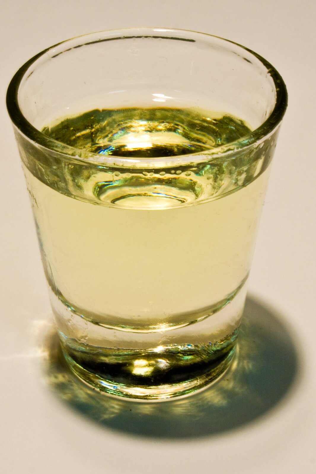 Na zdjęciu benzyna w szklance. Jest jasnożółta. 