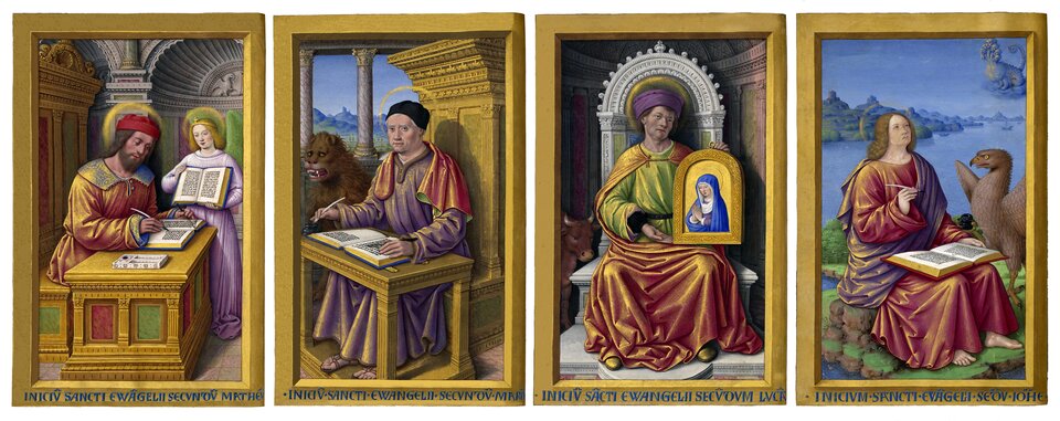 Zdjęcie przedstawia cztery obrazki ułożone obok siebie. Każdy jest umieszczony w złotej ramie. Na dolnej krawędzi każdej z ramek znajduje się łaciński tekst. Od lewej: Obrazek przedstawia mężczyznę o długich ciemnych włosach i brodzie, odzianego w czerwony, mieniący się złotem strój z kołnierzykiem. Na głowie ma czerwoną czapkę. Mężczyzna siedzi przy zdobionym biurku i pisze na stronicy księgi. Obok niego, w głębi stoi uskrzydlona postać o jasnych długich włosach ubrana w liliową szatę. W dłoniach trzyma otwartą księgę, którą pokazuje siedzącemu przy biurku mężczyźnie. Głowy obu postaci otaczają aureole. W tle widać bogato zdobione rzeźbieniami ściany i ogromną rzeźbioną i zdobioną szafę. Kolejny obrazek przedstawia mężczyznę w fioletowej szacie, z czerwoną, krótką pelerynką, w czarnej czapce. Jego głowę otacza aureola. Mężczyzna siedzi przy małym, złotym stoliku, opiera lewą dłoń na leżącej na nim książce, w prawej dłoni trzyma pióro. Siedzisko jest złote i rzeźbione. W tle stoi lew, za nim widać kolumny, a dalej górzysty krajobraz i błękitne niebo. Kolejny obrazek przedstawia mężczyznę w zielonej szacie, czerwonej pelerynie i fioletowym nakryciu głowy. Jego głowę otacza aureola. Siedzi na tronie o bogato rzeźbionym oparciu. Lewą dłonią trzyma obraz przedstawiający portret Matki Boskiej w niebieskim stroju. Prawą dłonią wskazuje obraz. W tle po lewej stronie widać byka. Ostatni obrazek przedstawia mężczyznę o długich, falowanych, brązowych włosach, ubranego w czerwoną szatę i fioletowy szal przerzucony przez jedno ramię. Jego głowę otacza aureola. Mężczyzna siedzi na kamieniu, na kolanach trzyma otwartą księgę, a w prawej dłoni ma pióro. Obok niego stoi orzeł. W tle widać akwen oraz pagórkowaty brzeg. Na niebie, w górnym rogu, postać siedmiogłowego smoka.