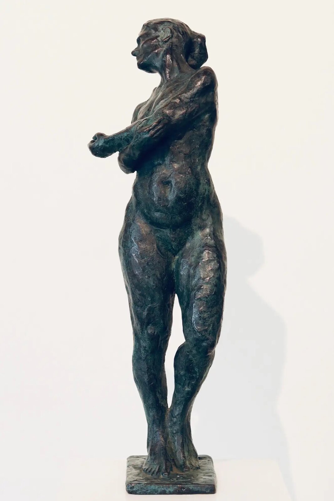 Peter Adams, „Carmen” Ciemna rzeźba przedstawia kobiecą sylwetkę na tle jasnej ściany. Stopy kobiety są złączone, a lewe kolano jest lekko zgięte. Kobieta przechyla tors w prawo, trzymając prawą ręką za lewy łokieć, jak gdyby się rozciągała. Jest naga, a lewą ręką zasłania swoje piersi. Jej twarz ukazana jest bokiem i odchylona do tyłu, a jej włosy upięte są w kok.