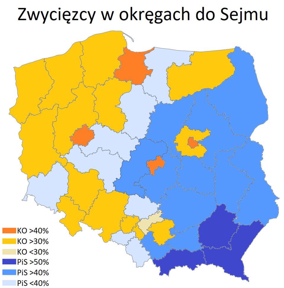 Mapa przedstawia zwycięskie komitety wyborcze w poszczególnych okręgach w wyborach do Sejmu RP w 2023 roku. Każdy okręg oznaczono kolorem odpowiadającym ugrupowaniu, które zdobyło w nim najwięcej głosów. Koalicja Obywatelska dominuje kolorystycznie w dużych miastach oraz w części zachodniej i północnej Polski, natomiast Prawo i Sprawiedliwość przeważa w wielu okręgach we wschodniej i południowo‑wschodniej części kraju. Trzecia Droga zwycięża w wybranych okręgach o mieszanym, miejskowiejskim charakterze, położonych głównie w centralnej Polsce.