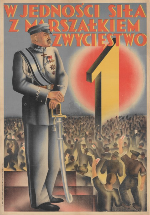 Ilustracja przedstawia plakat z mężczyznę w średnim wieku z szablą w ręce. Ma charakterystyczne, sumiaste wąsy. Stoi na pierwszym planie. Jest ubrany w mundur z licznymi odznaczeniami i orderami oraz czapkę z daszkiem. Wokół jest tłum ludzi unoszących kartkę z cyfrą 1. Na górze ilustracji jest napis: "W jedność siła, z marszałkiem zwycięstwo -1".