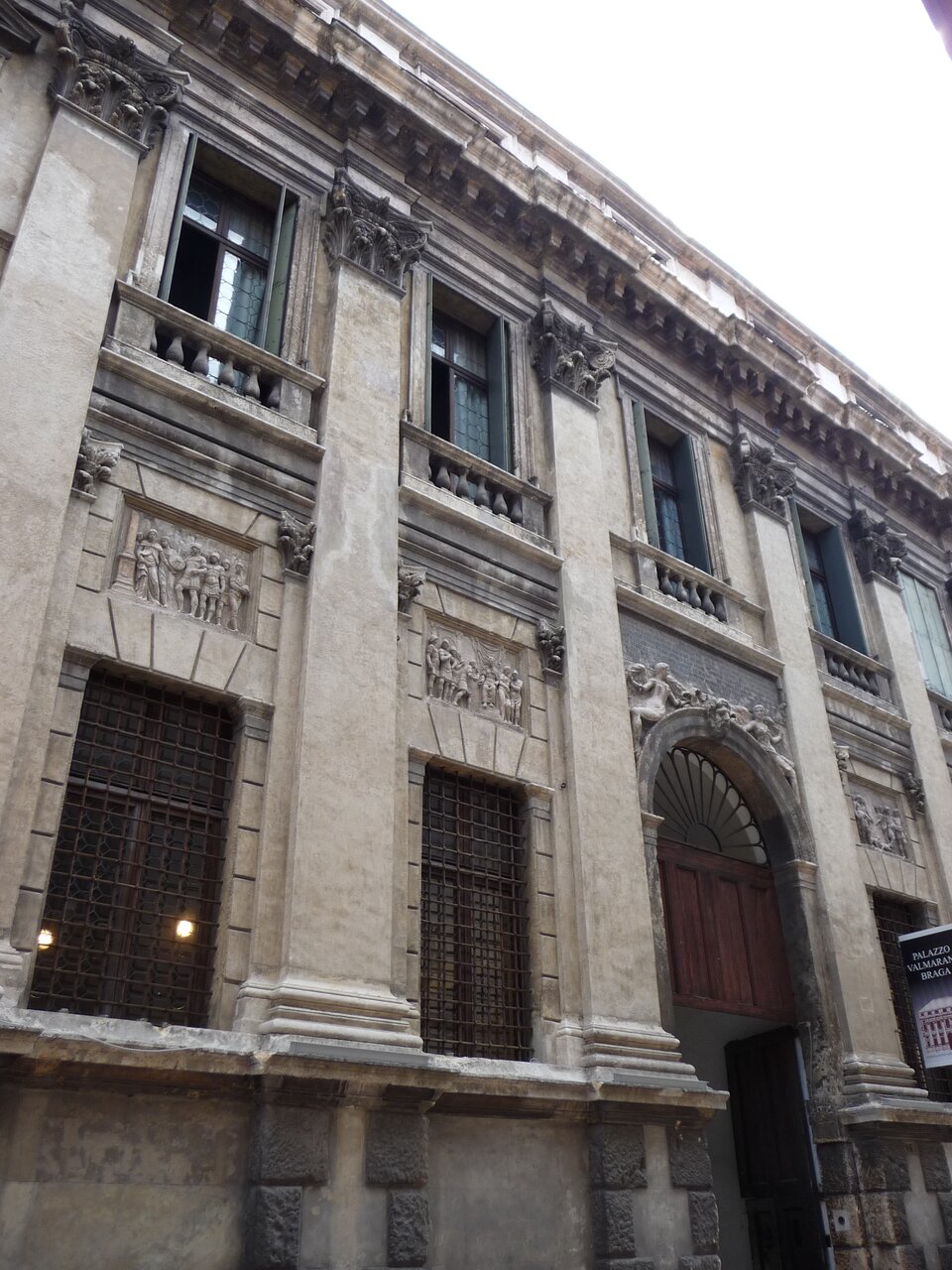 Ilustracja o kształcie poziomego prostokąta przedstawia  fragment fasady budowli Palazzo Valmarana. Ujęcie od dołu podkreśla obecność wielkiego porządku, przebiegającego pomiędzy oknami przez dwie kondygnacje. Fasadę wieńczy dekoracyjny gzyms. Nad oknami pierwszej kondygnacji znajdują się w prostokątnych obramieniach wielofiguralne dekoracje rzeźbiarskie.  