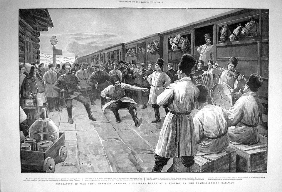 Obraz przedstawia wagony pociągu kolei transsyberyjskiej. Na peronie licznie zgromadzeni ludzie. Na pierwszym planie widoczna jest grupa mężczyzn ubranych w długie, wełniane czapy w kształcie walca, którzy grają na instrumentach (akordeon, skrzypce, tamburyn). Dwaj tańczą. W oknach wagonów widoczne są głowy koni. 