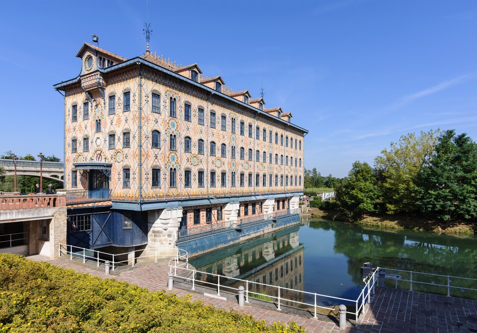 Ilustracja przedstawia Fabrykę czekolady Meniera w Noisiel. Konstrukcja żeliwnych kolumn podtrzymujących stropy wprowadzana była przede wszystkim w budynkach fabrycznych i magazynowych. Całość oparto na 4 głównych belkach wspornikowych z nitowanej blachy, podpieranych przez 4 kamienne bloki ustawione na rzece.